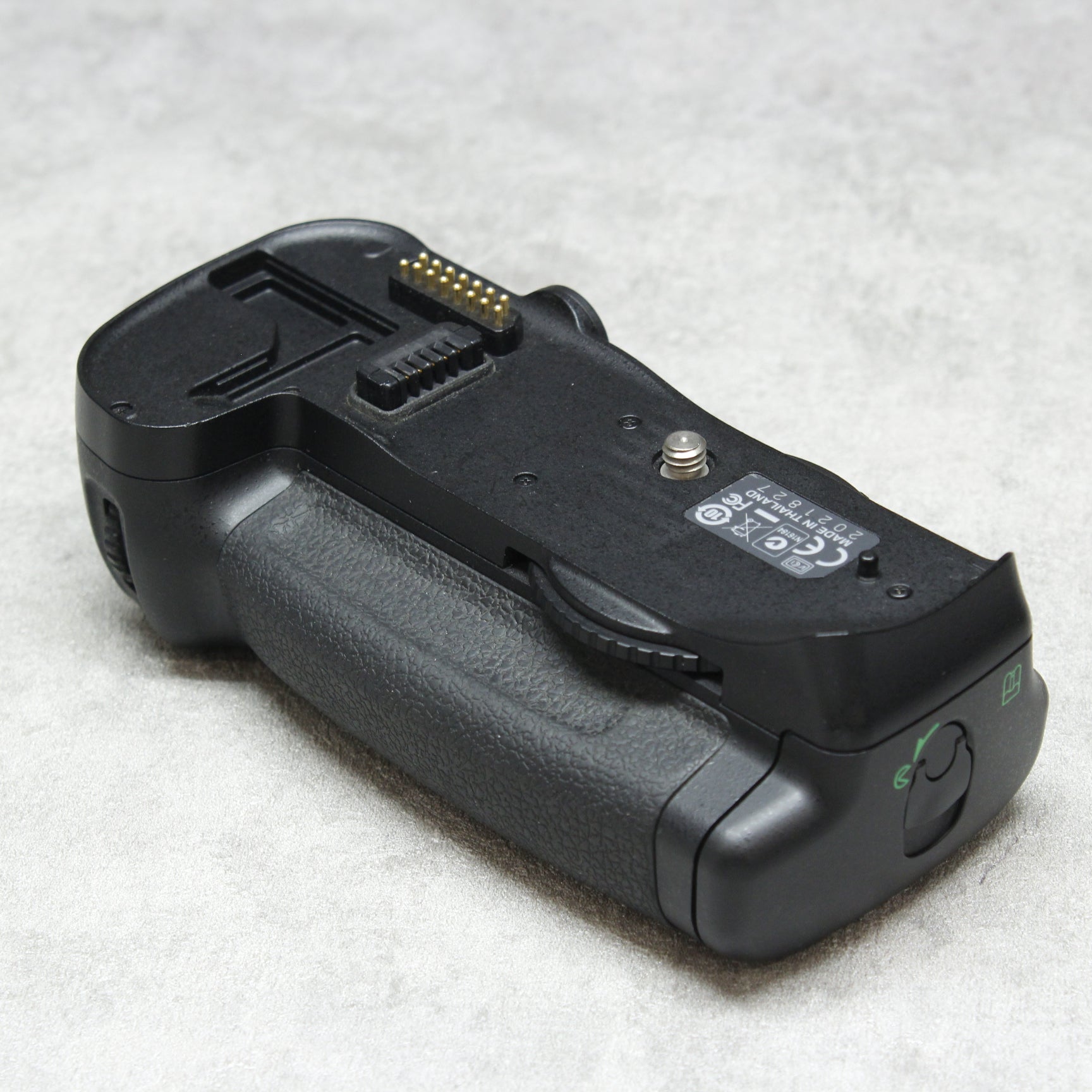 中古品 Nikon MB-D10 マルチパワーバッテリーパック ☆3月4日(土)の