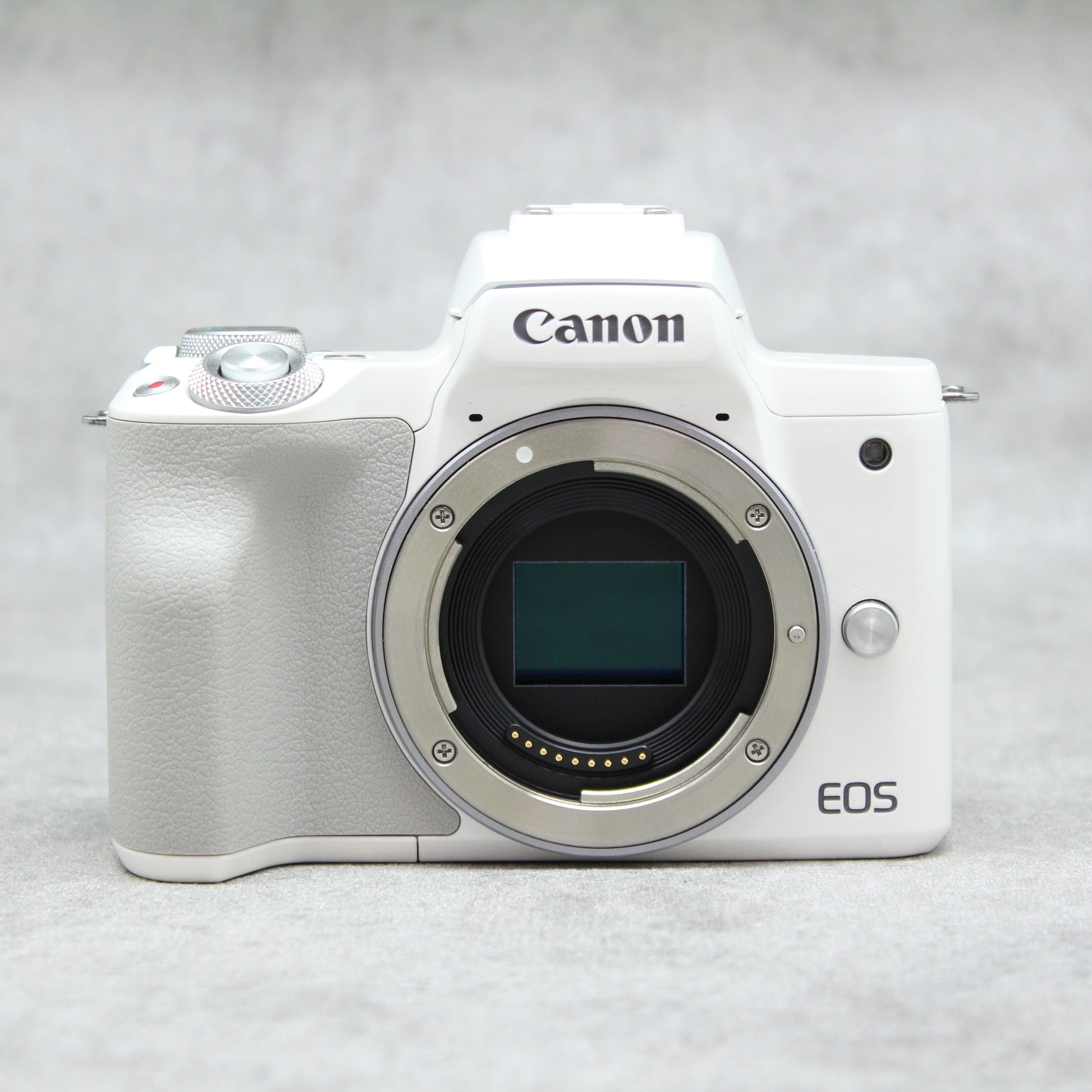 中古品 Canon EOS Kiss M ダブルズームキット (ホワイト）☆7月27日(木)YouTube生配信でご紹介☆