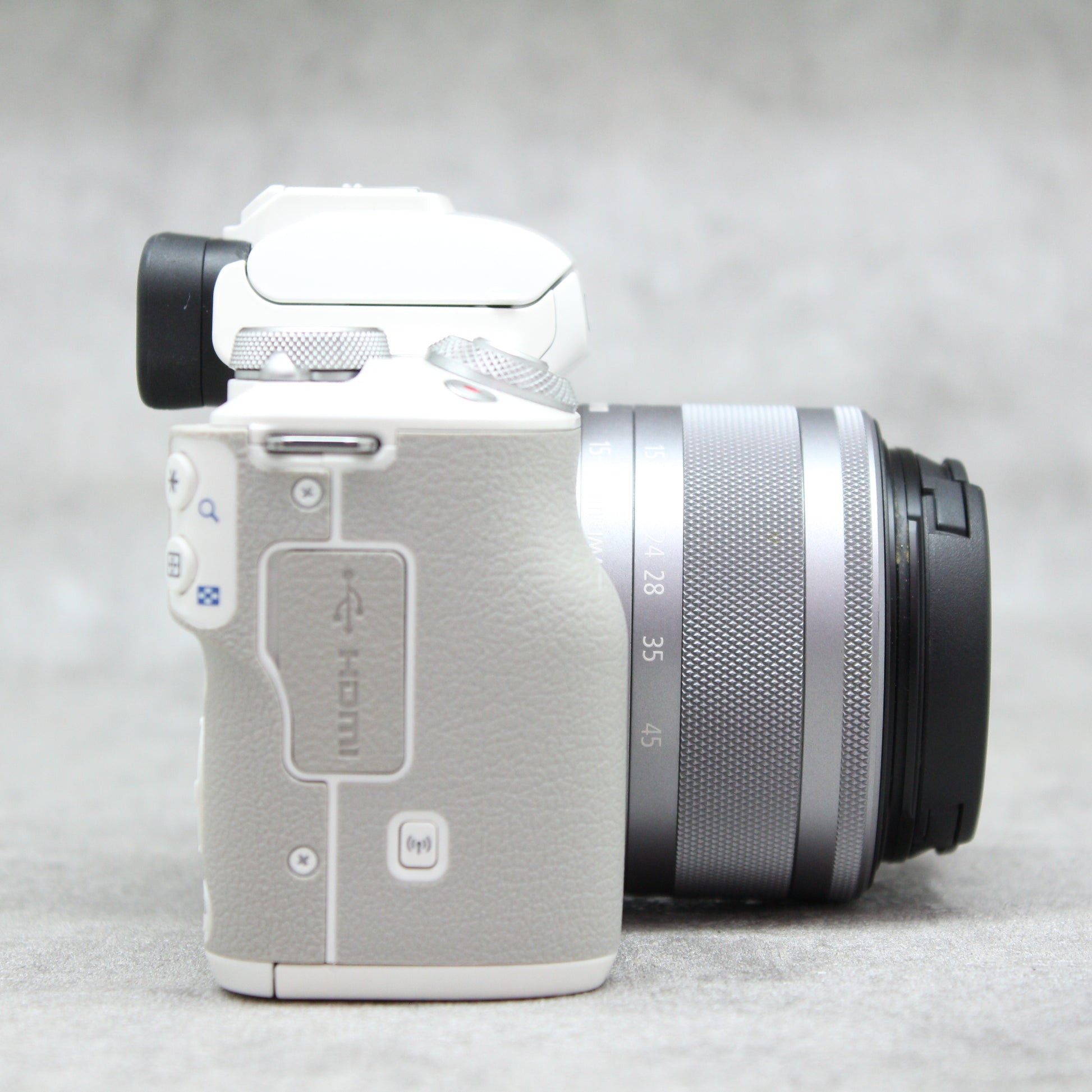 中古品 Canon EOS Kiss M ダブルズームキット (ホワイト）☆7月27日(木)YouTube生配信でご紹介☆