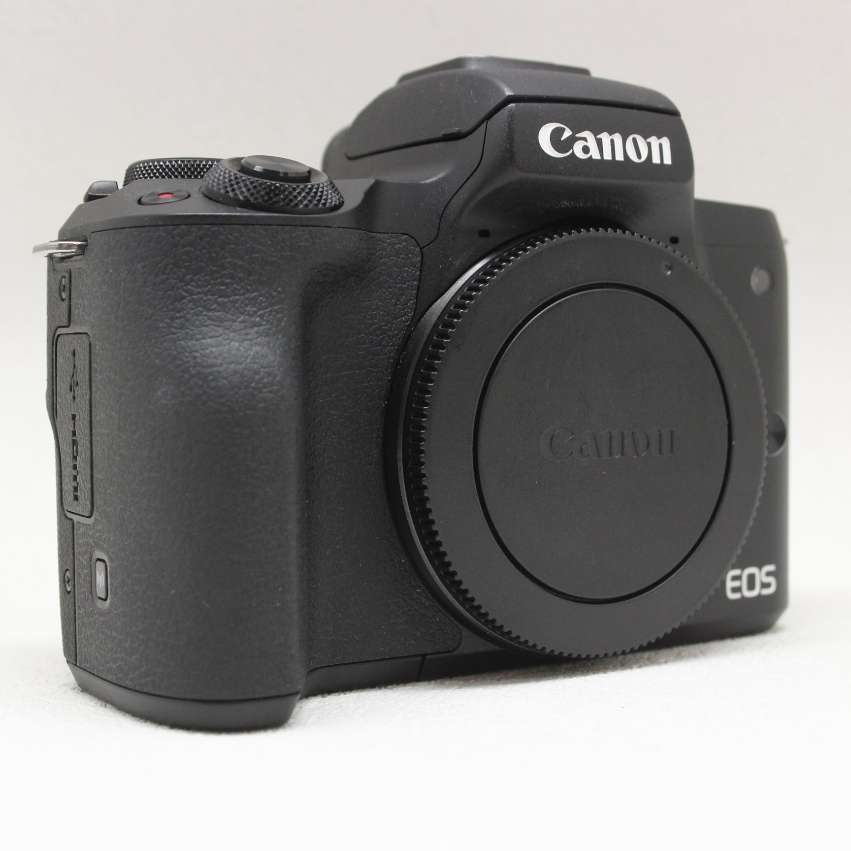 中古品 Canon EOS Kiss M ダブルズームレンズキット BK【11月4日(土) youtube生配信でご紹介】