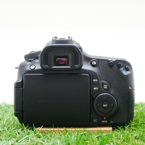 中古品 Canon EOS 60D ボディ グリップ付き バッテリー一個予備付き