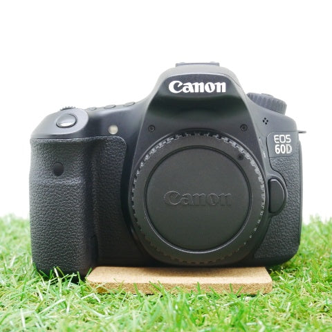 中古品 Canon EOS 60D ボディ グリップ付き バッテリー一個予備付き