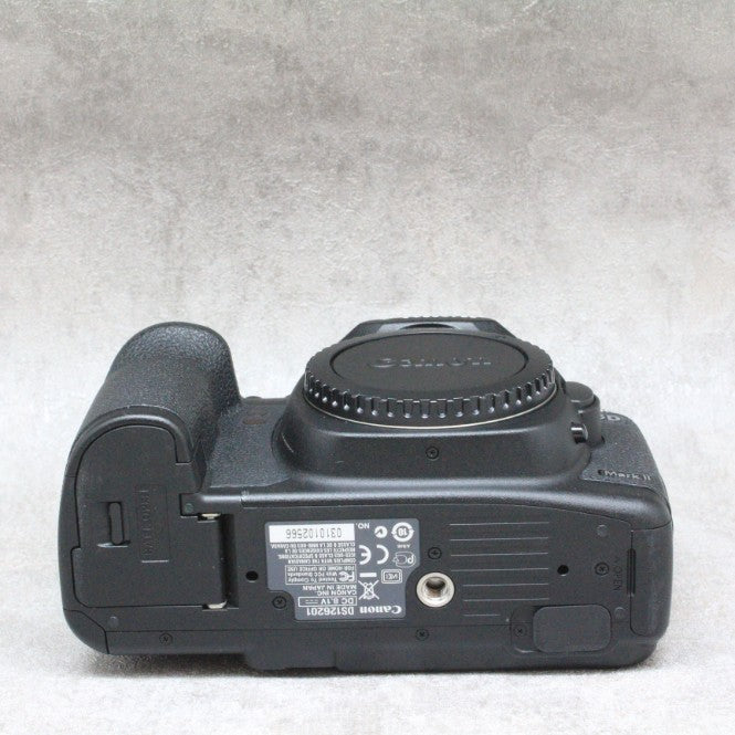 中古品 Canon EOS 5D Mark�U ボディ