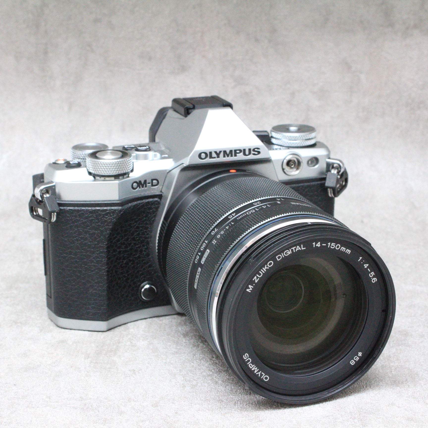 中古品 OLYMPUS OM-D E-M5 Mark II 14-150mm II レンズキット