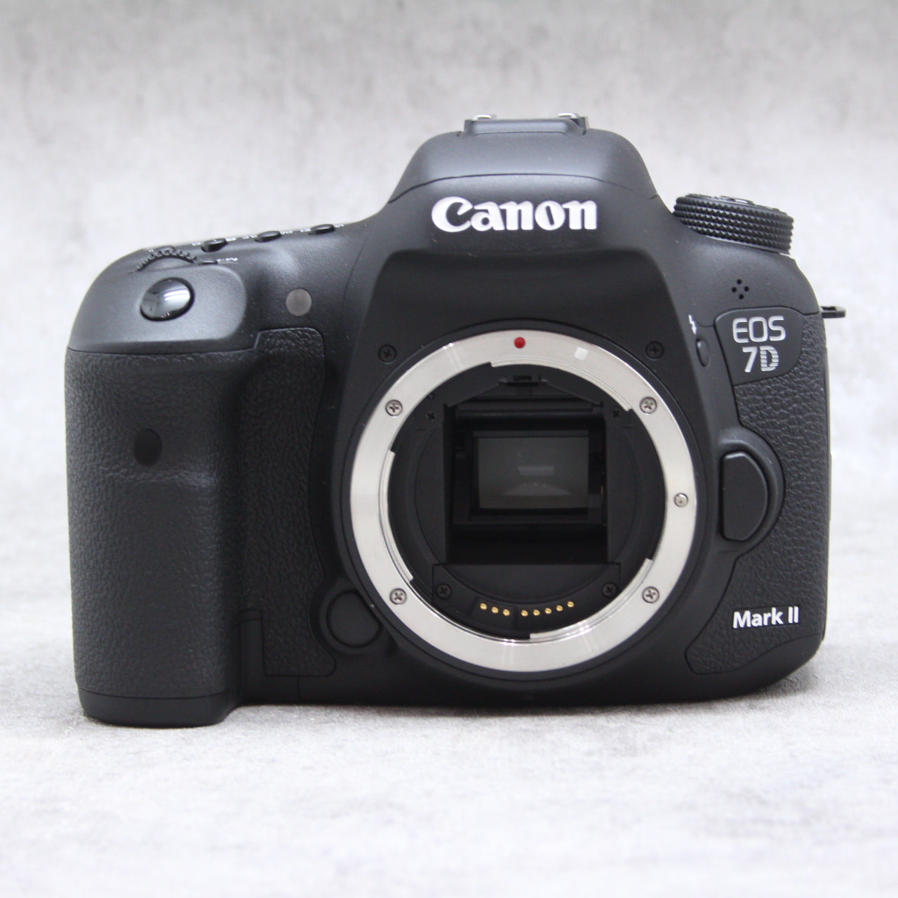 中古品 Canon EOS7D Mark II EF-S18-135mm IS USM KIT W-E1セット【12/31カウントダウンYouTube配信にてご紹介】
