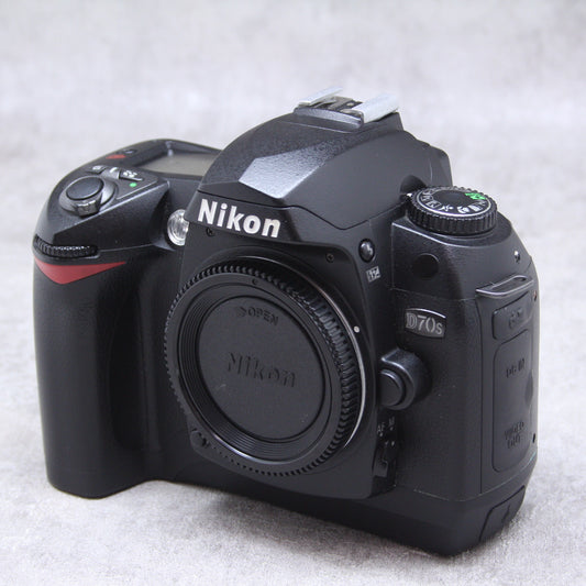 中古品 Nikon D70S ボディ 【12月31日大晦日のYouTube生配信でご紹介】